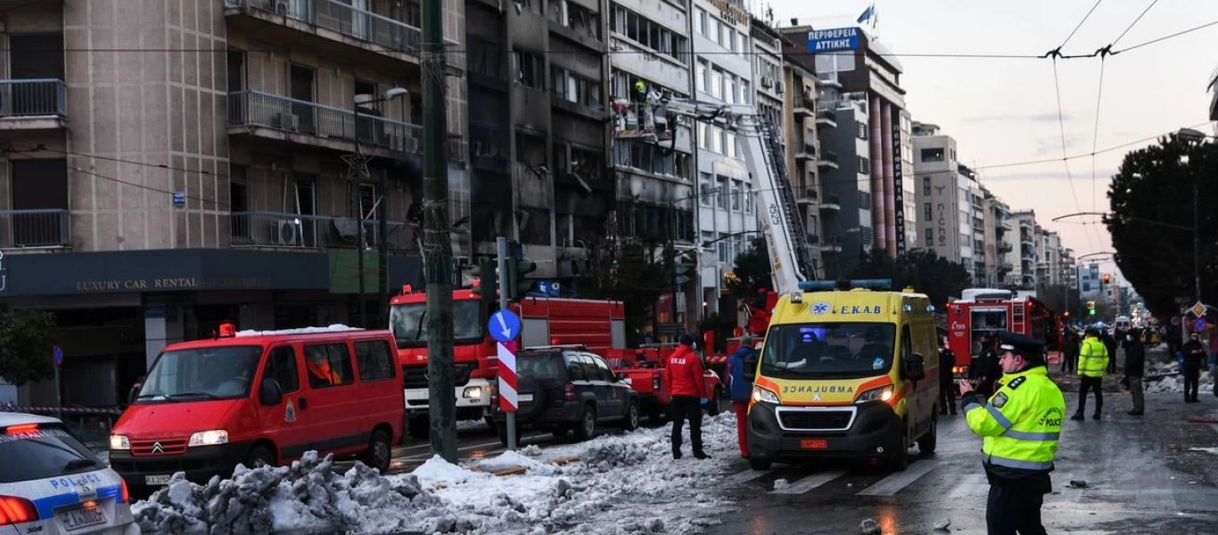 Καταγγελία για την έκρηξη στη Συγγρού: Εξαφανίζουν πειστήρια από το χώρο (φώτο)